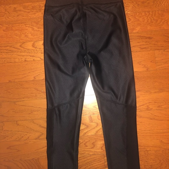 Under Armour compression capris. Size small - Picture 4 of 6
